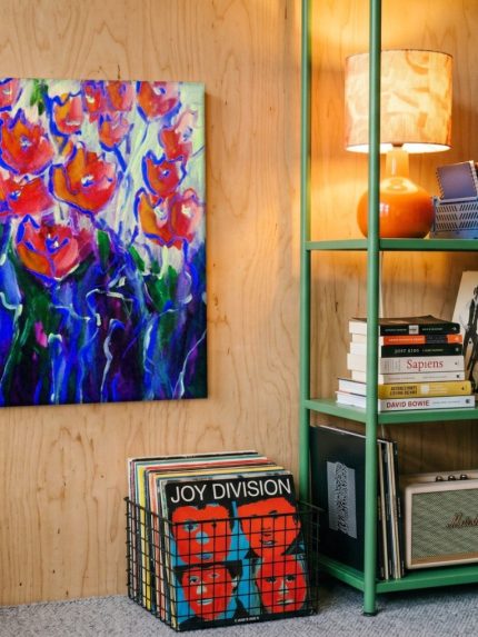 Vurige Tulpen in Blauw Contour, Bloemen & Stilleven schilderij aan de muur in interieur