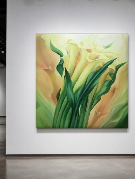 Elegante Calla's in Zacht Licht, Bloemen & Stilleven schilderij aan de muur in interieur