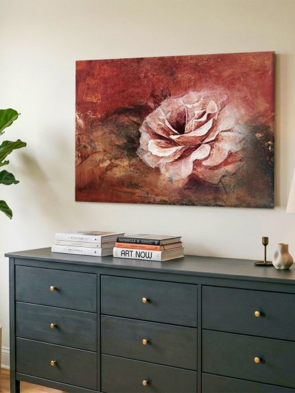 Roos in aardetinten, Bloemen & Stilleven schilderij aan de muur in interieur