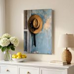 Strohoed met Rozenlint, Bloemen & Stilleven schilderij aan de muur in interieur
