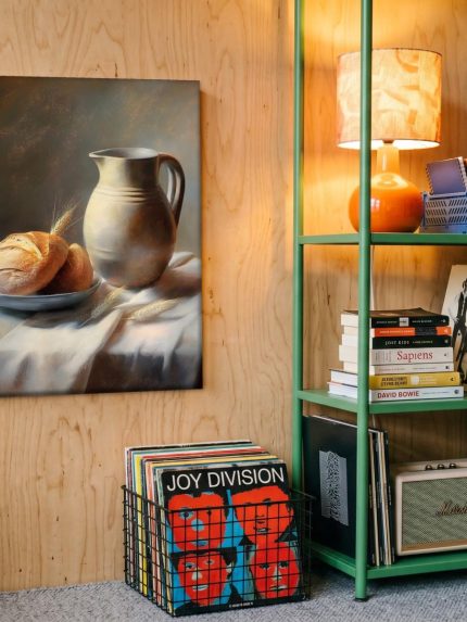 Brood en kruik bij het venster, Bloemen & Stilleven schilderij aan de muur in interieur
