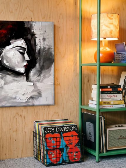Vrouw in Profiel met Rode Gloed, Mensen & Portretten schilderij aan de muur in interieur