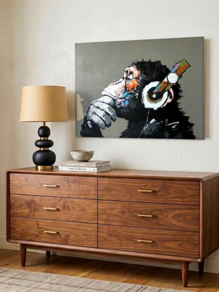 Peinzende Chimpansee met Koptelefoon, Dieren schilderij aan de muur in interieur