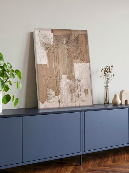 Zacht Reliëf in Taupe, Abstract & Modern schilderij aan de muur in interieur